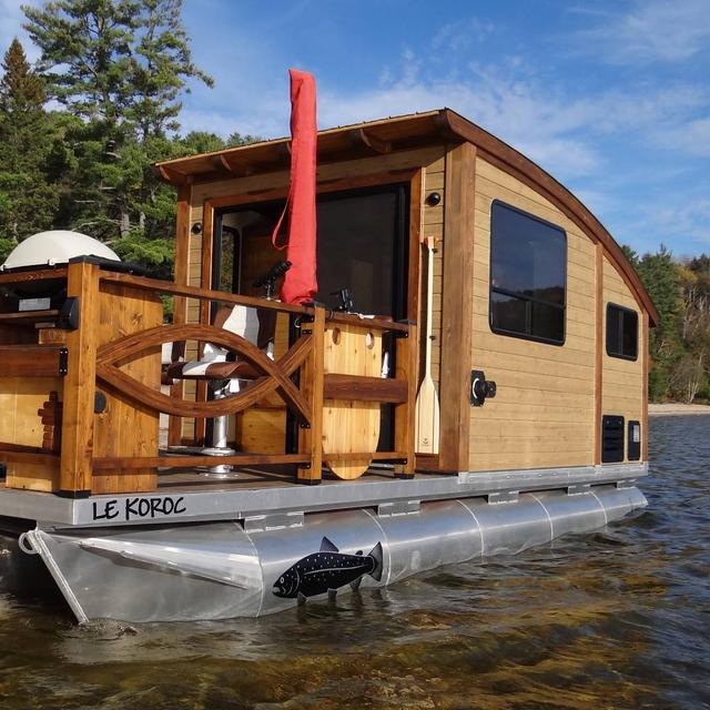 Le bateau-maison Le Koroc est transportable sur une remorque. © Daigno