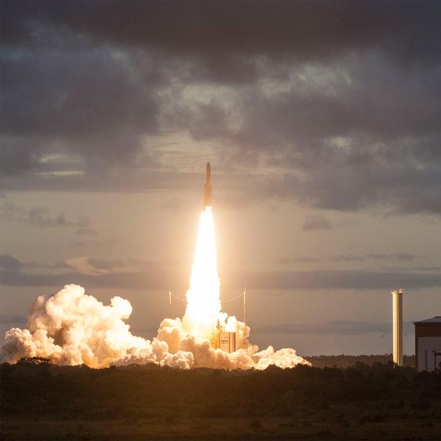 Décollage d&#39;Ariane 5 pour la deux-cent-trentième mission d&#39;un lanceur Ariane. Deux satellites ont été mis en orbite de transfert géostationnaire. © Esa, Cnes, Arianespace / Service Optique CSG