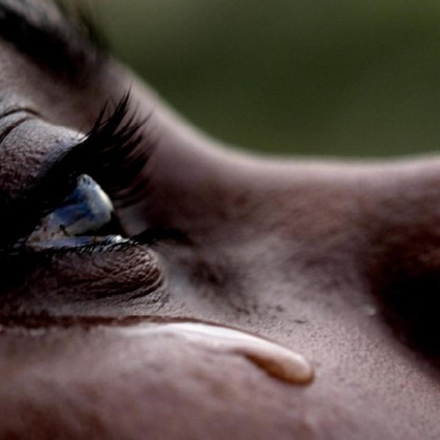 Le liquide lacrymal vient&amp;nbsp;hydrater l&#39;œil pour le nettoyer, mais parfois il est produit excessivement, et il se met à couler le long des joues, formant des larmes. Si certaines personnes souffrent de sécheresses oculaires, elles pourront espérer à l&#39;avenir une transplantation de glandes lacrymales entièrement conçues in vitro.&amp;nbsp;© Honikum, Flickr, cc by nd 2.0