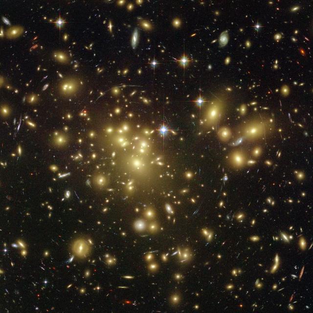 Certains des arcs lumineux les plus faibles de cette image sont en fait des galaxies situées à un peu plus de 13 milliards d&#39;années-lumière, déformées par l&#39;effet de lentille gravitationnelle, aussi appelé mirage gravitationnel. © Nasa