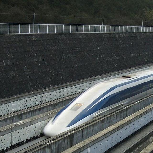 Le Maglev, ce train japonais pas encore mis en circulation, a battu le record de vitesse jusque-là tenu par le TGV, atteignant les 581 km/h grâce à la lévitation magnétique due à la supraconductivité.&amp;nbsp;© Yosemite, Wikipédia, cc by sa 3.0