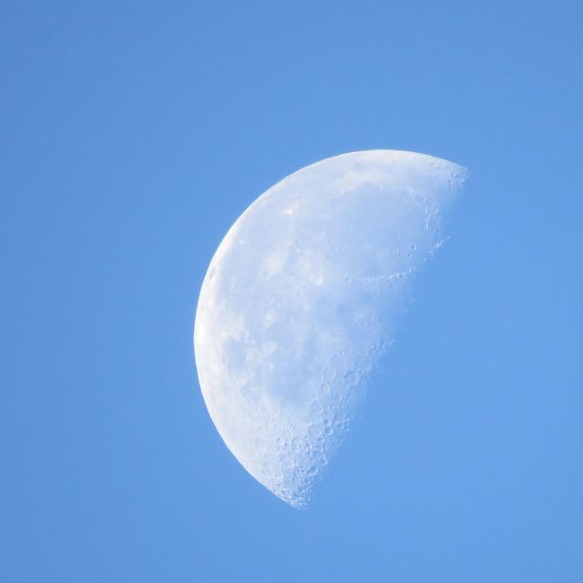 En fonction des saisons et de ses phases, la Lune peut être visible en plein jour. © airesvaz, Pixabay, DP