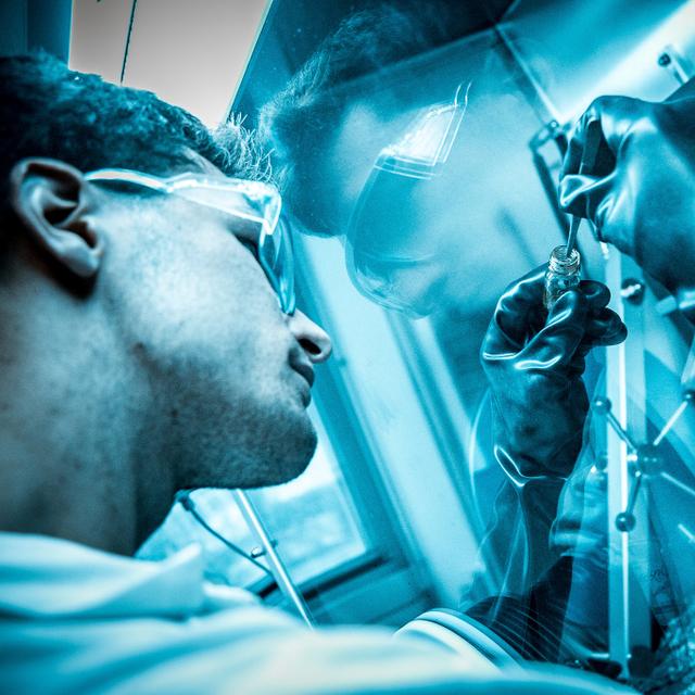 Physique et chimie sont deux sciences différentes qui se rejoignent tout de même bien souvent. © École polytechnique université Paris-Saclay, Flickr, CC by-sa&amp;nbsp;2.0