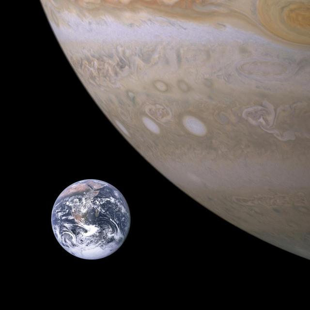 La Terre (à gauche) est la plus grande des planètes telluriques du Système solaire. Jupiter (à droite)&amp;nbsp;est la plus grande des planètes gazeuses. © Nasa, DP