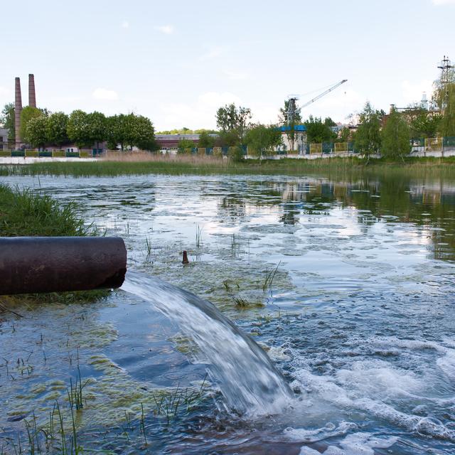 Les débris et la turbidité sont des indicateurs de pollution de l&#39;eau. © alexmia, Fotolia