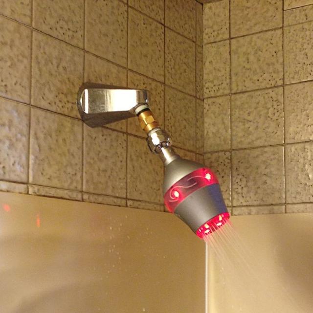 Uji, un pommeau de douche intelligent qui passe au rouge lorsque la douche dure trop longtemps. Une solution pour économiser l&#39;eau, et préserver une ressource précieuse de la planète.&amp;nbsp;© Uji