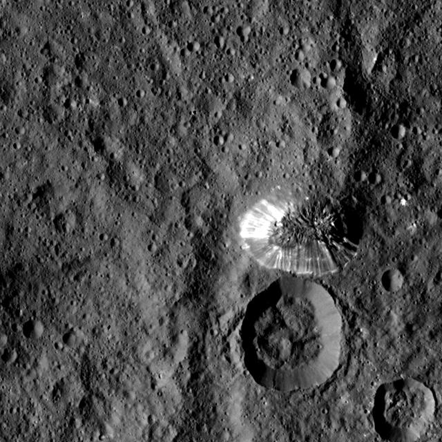 La montagne conique de Cérès photographiée le 19 août 2015 par la sonde Dawn, à 1.470 km de distance, avec une résolution de 140 m par pixel. Sa hauteur est estimée à environ 6.000 m. © Nasa/JPL-Caltech/UCLA/MPS/DLR/IDA