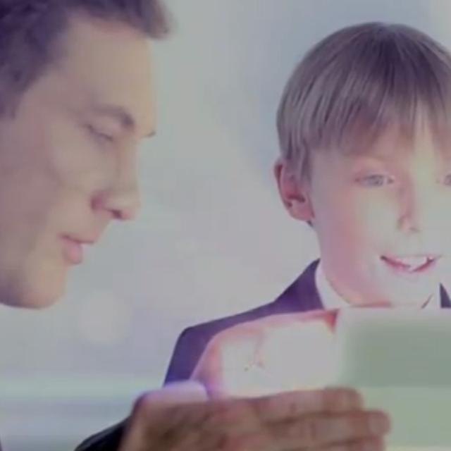 Pour faire monter la pression avant le lancement du Galaxy S4, Samsung a préparé un teaser disponible sur YouTube. Sur cette capture d’écran issue de la vidéo, un enfant découvre le smartphone. © Samsung