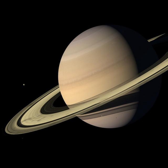 Saturne, une planète gazeuse géante dont les anneaux fascinent les hommes. © Nasa