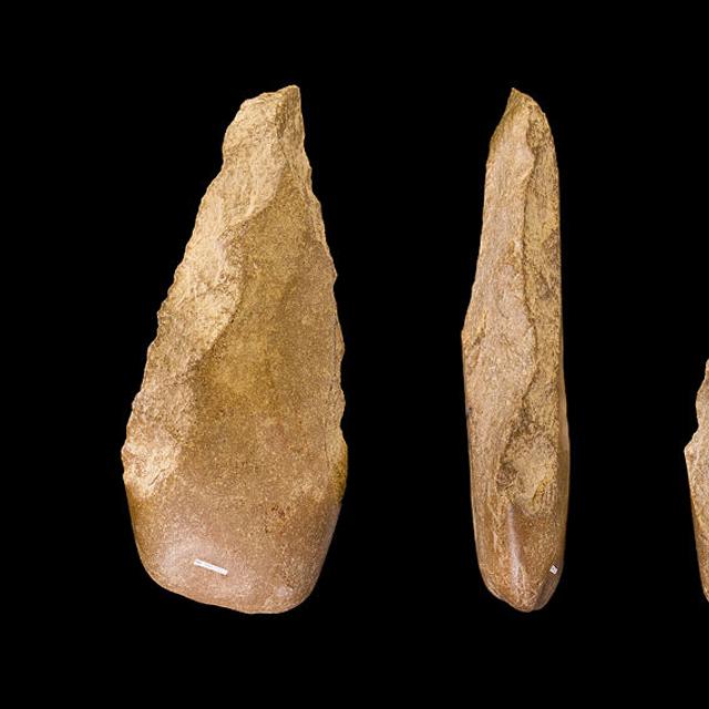 Ces silex datent de la fin de la période acheuléenne, à une époque où la symétrie et l&#39;esthétisme prennent davantage de place dans les outils humains. Cette notion de beauté est-elle liée à une quelconque pensée symbolique, qui serait facilitée par les mots ? La question reste sans réponse.&amp;nbsp;© Didier Descouens, Wikipédia, cc by sa 3.0