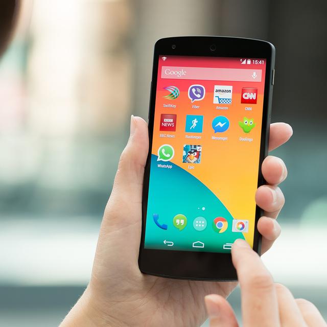 Un smartphone Android&amp;nbsp;peut devenir une véritable télécommande pour PC, grâce au Wi-Fi.&amp;nbsp;© Bloomicon, Shutterstock