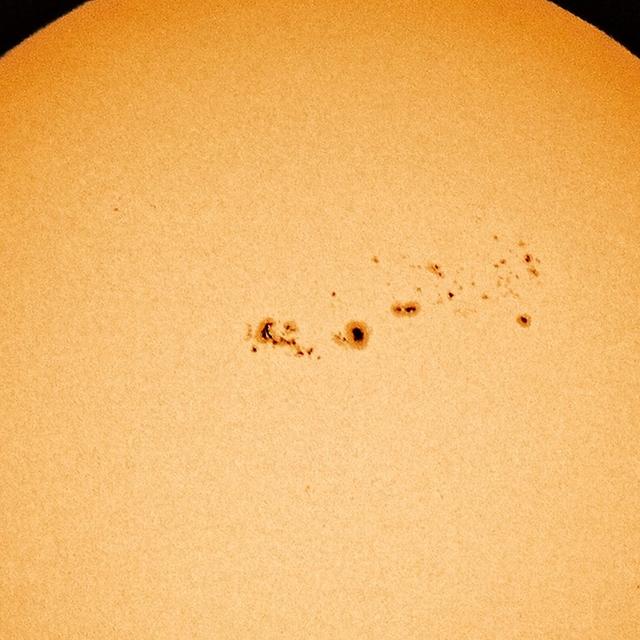 Le gigantesque complexe de taches solaires 3976-82 apparaît sur cette photo prise ce mardi 4 février 2024 depuis l’Ohio (États-Unis). © James Guilford, Stella-Lune Observatory