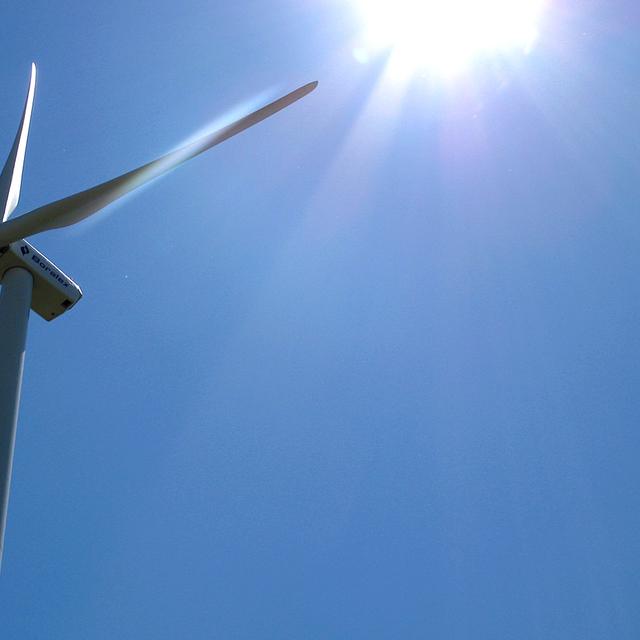 La production d’énergie grâce aux&amp;nbsp;éoliennes est intermittente et non programmable, d’où le besoin de stocker l’électricité produite lorsque le vent souffle. © Dominique, Flickr, CC by-nc-nd 2.0