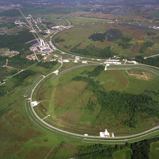 Une vue aérienne du Fermilab, à Batavia (Etat de l&#39;Illinois) et des deux anneaux du Tevatron. Crédit : Fermilab