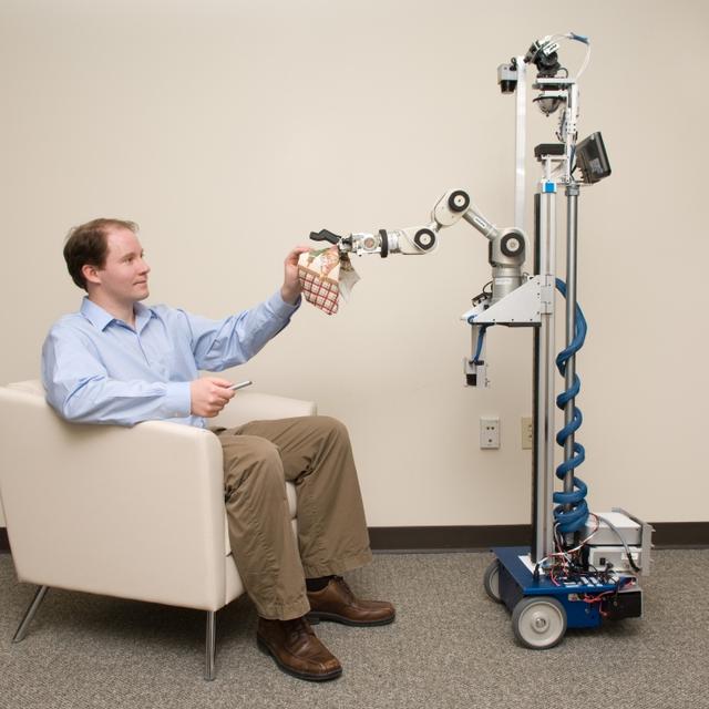  El-E tend une serviette à Charlie Kemp. © Charlie Kemp/Healthcare Robotics Center/Georgia Tech