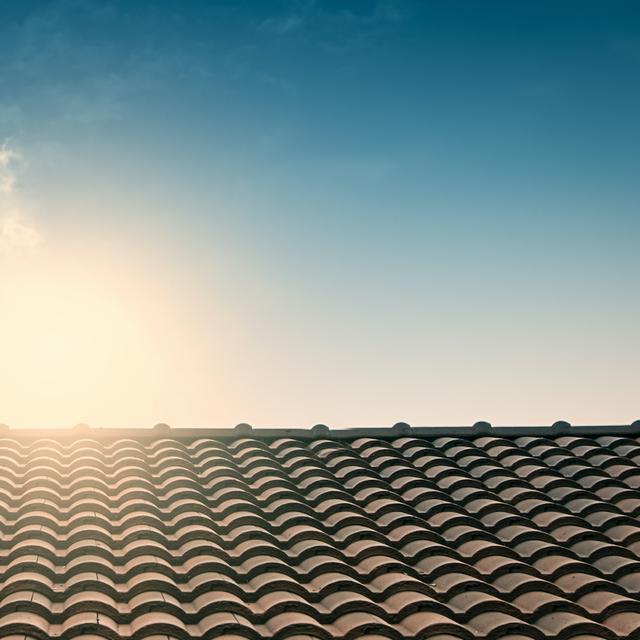 Certains dispositifs permettent aujourd’hui de refroidir votre toit en été. Mais ils restent peu efficaces à le maintenir au chaud en hiver. Des chercheurs du Berkeley Lab (États-Unis) proposent une solution intelligente à ce problème. © pingpao, Adobe Stock