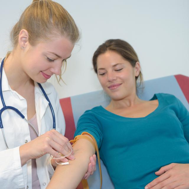 Les veines apparaissent bleues, non à cause de la couleur du sang qui est bien rouge, mais des propriétés optiques de la peau. © DN6, Fotolia