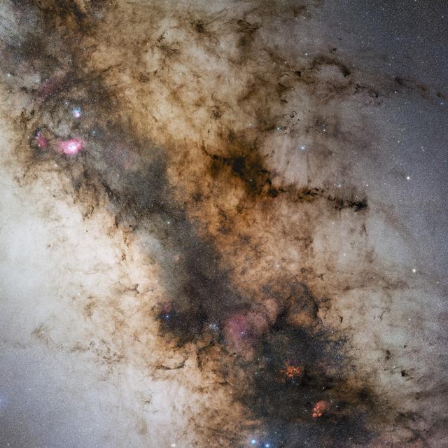 Une portion de la Voie lactée, notre galaxie, vue depuis l&#39;observatoire du Cerro Paranal, dans le désert d&#39;Atacama, au nord du Chili. © ESO, S. Guisard, CC by 3.0