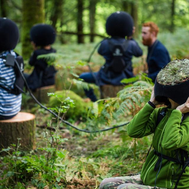 Ces drôles de casques sont en fait un équipement de réalité virtuelle pour explorer la forêt à travers les yeux des animaux et insectes qui la peuplent. © Marshmallow Laser Feast



