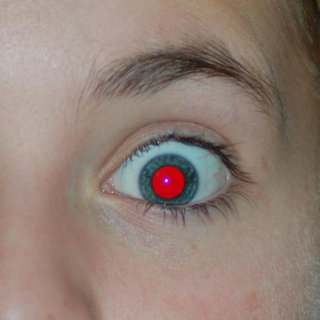 L’effet yeux rouges se produit lorsque la lumière du flash d’un appareil photo vient frapper le fond de l’œil. © PeterPan23, Wikipedia, DP