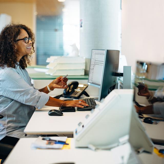 Chargé d&#39;accueillir et de renseigner les clients ou visiteurs, l&#39;agent d&#39;accueil doit savoir garder le sourire en toute circonstance et garantir&amp;nbsp;une bonne image de son entreprise. Patient et courtois, l&#39;hôte d&#39;accueil sait trouver des solutions grâce à ses qualités humaines et relationnelles.&amp;nbsp;©&amp;nbsp;Jacob Lund, Adobe Stock.