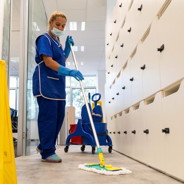 L&#39;agent de propreté peut intervenir dans des bureaux, des lieux publics, des supermarchés... Son seul objectif, rendre propre et agréable ce lieu qui sera fréquenté par de nombreuses personnes. Il utilise pour cela divers produits d&#39;entretien ou engins de nettoyage.&amp;nbsp;©&amp;nbsp;Small365, Adobe Stock.