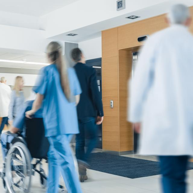 Les aides-soignants&amp;nbsp;sont des personnels&amp;nbsp;indispensables, que ce soit en milieu hospitalier, en structure privée ou pour le maintien à domicile.&amp;nbsp;© Gorodenkoff, Adobe Stock