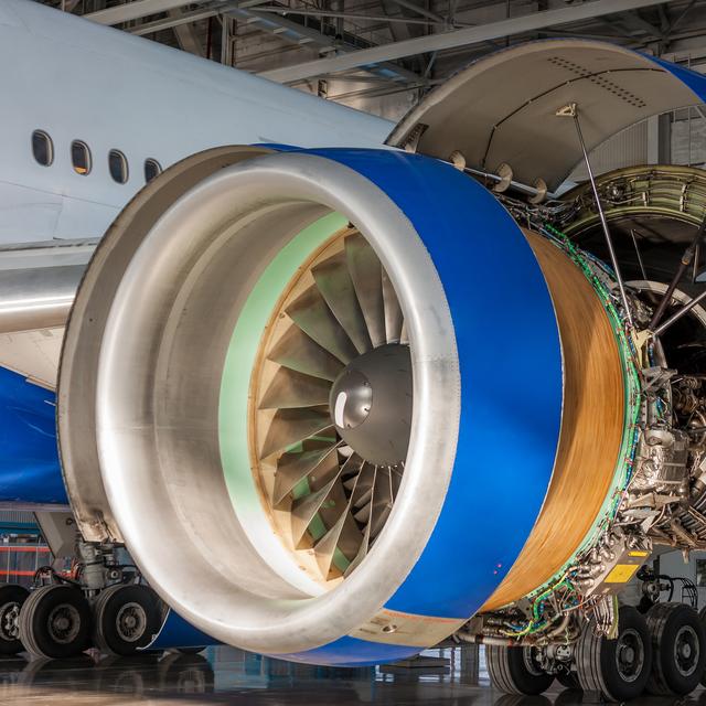 L’ajusteur-monteur aéronautique assemble et fixe des pièces ou parties d’avions ou d’aéronefs. © alhim, Fotolia.