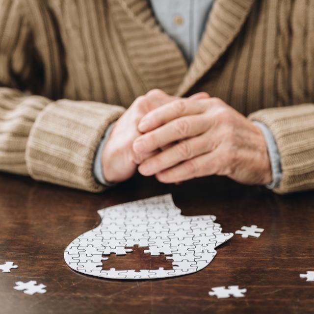 Seuls 3,1 % des patients atteints de la maladie ont moins de 65 ans. © Lightfield&amp;nbsp;Studios, Adobe Stock