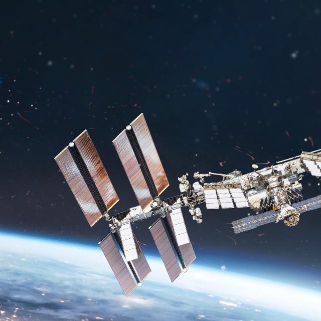 La Station spatiale internationale en orbite autour de la Terre.&amp;nbsp;© dimazel, Adobe Stock