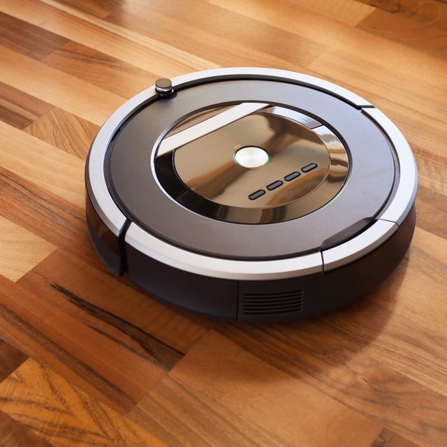 Le robot aspirateur démontre ses&amp;nbsp;performances. © dusk, Adobe Stock