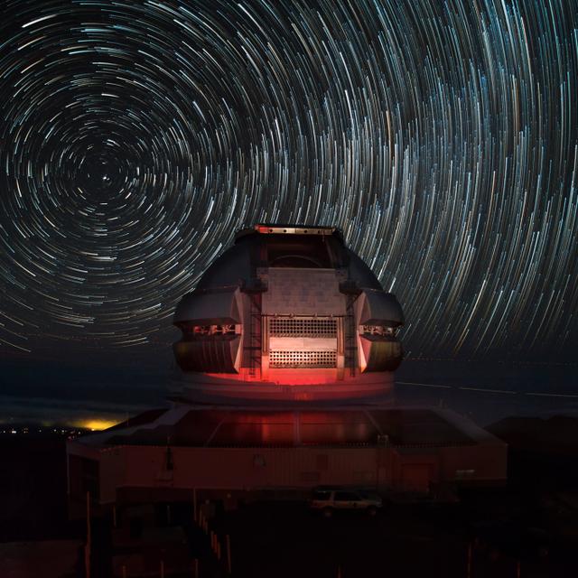 L’observatoire Gemini North, situé à Hawaï, permet d’observer, avec l&#39;aide de son jumeau Gemini South, situé au Chili, la totalité de la voûte céleste. Équipé d’un télescope de 8,1 mètres de diamètre, il s’agit d’un des observatoires les plus performants du monde.  © Joy Pollard, Observatoire Gemini.