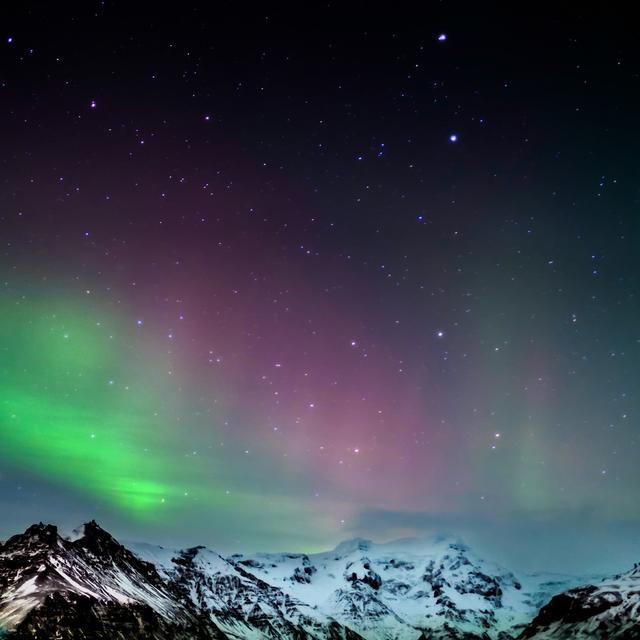 Aurore boréale qui embrase le ciel du sud de l'Islande. © philipbird123, fotolia