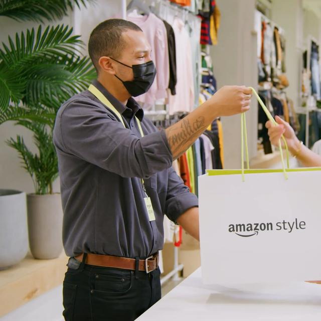 Une cliente effectue un achat dans la future boutique de vêtements Amazon Style. © Amazon