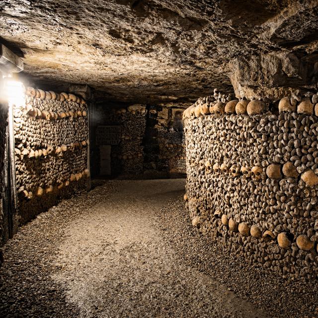 Parmi les visites insolites à Paris, les catacombes. © dirk94025, fotolia