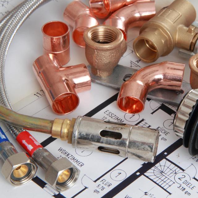 Le chauffagiste pose, entretient et répare des installations de chauffage, de climatisation ou encore de ventilation.&nbsp;©&nbsp;maho, Adobe Stock.