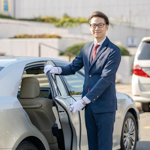 Le chauffeur de maître&amp;nbsp;doit toujours avoir une présentation impeccable et connaître les bonnes manières du service haut de gamme. Ouvrir&amp;nbsp;les portières, s&#39;occuper des bagages, nettoyer la voiture, font aussi partie des tâches quotidiennes du chauffeur de maître.©&amp;nbsp;Peak River, Adobe Stock.