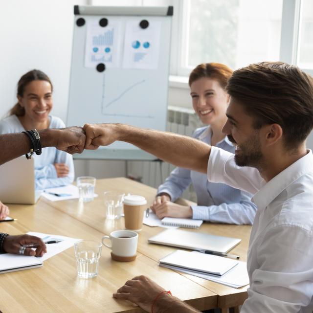 Le chef de projet doit être avant tout un bon manager. La réussite d’un projet ne peut se faire qu’avec une bonne entente entre les membres de l’équipe. Le chef de projet doit savoir les motiver et instaurer une bonne ambiance de travail. © fizkes, Adobe Stock