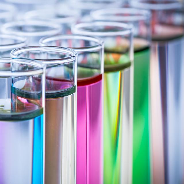 Le chimiste analytique recherche sans cesse de nouvelles molécules pour développer de nouveaux produits ou bien améliorer ceux déjà existants. © stockphoto-graf, Fotolia.