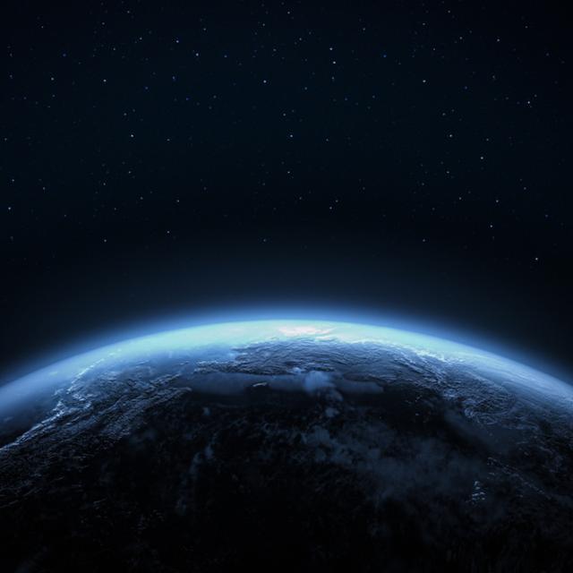 Pourquoi l’Univers paraît-il plongé dans le noir malgré des milliards d’étoiles ?