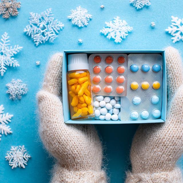 Considérés souvent comme anodins, les compléments alimentaires à base de vitamines peuvent avoir des effets néfastes pour la santé, lorsqu’ils sont pris sans encadrement médical (image d’illustration). © Fexri, Adobe Stock