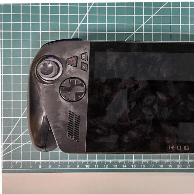 Une photo d’une nouvelle console Asus dotée d’un bouton Xbox. © FCC