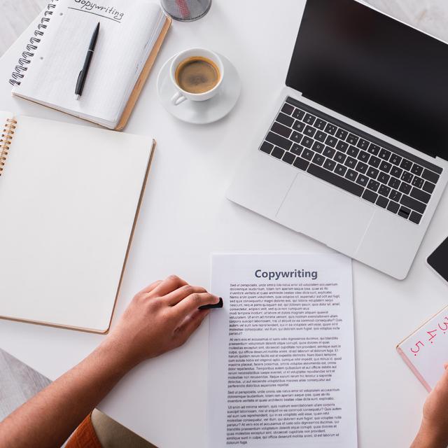 Le copywriter doit susciter l&#39;achat des consommateurs en écrivant des textes créatifs, persuasifs et percutants. Entre psychologie de persuasion et techniques marketing, le copywriter doit influencer son lecteur pour le pousser à acheter.&amp;nbsp;©&amp;nbsp;LIGHTFIELD STUDIOS, Adobe Stock.
