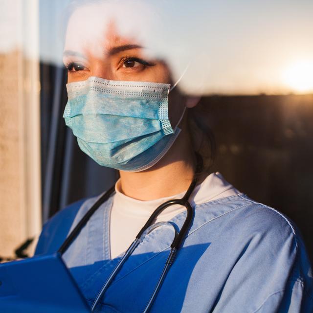 Des chercheurs de l’université d’Édimbourg (Écosse) observent que le nombre de décès liés à la Covid-19 diminue avec l’exposition au Soleil. © Milos, Adobe Stock