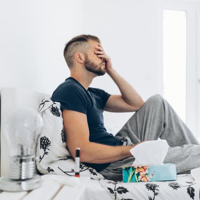 Plusieurs semaines après avoir été infectées, les personnes souffrant de la&amp;nbsp;Covid-longue sont encore fatiguées et essoufflées. © and.on, Adobe Stock