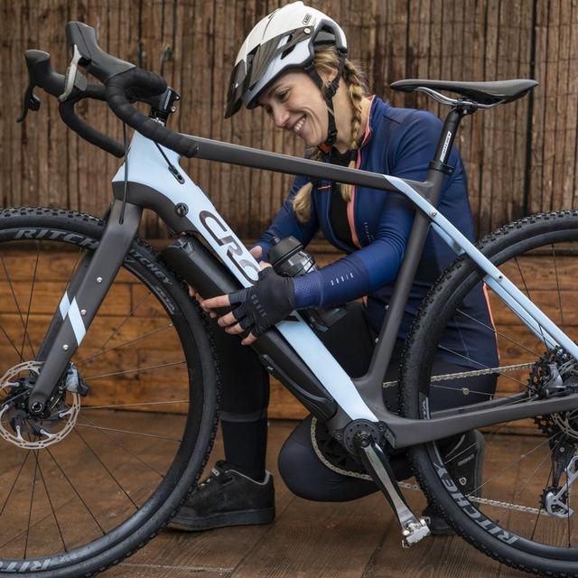 Le vélo électrique gravel Crow pèse moins de 11 kg une voit le module batterie-moteur retiré. © Crow Bicycles