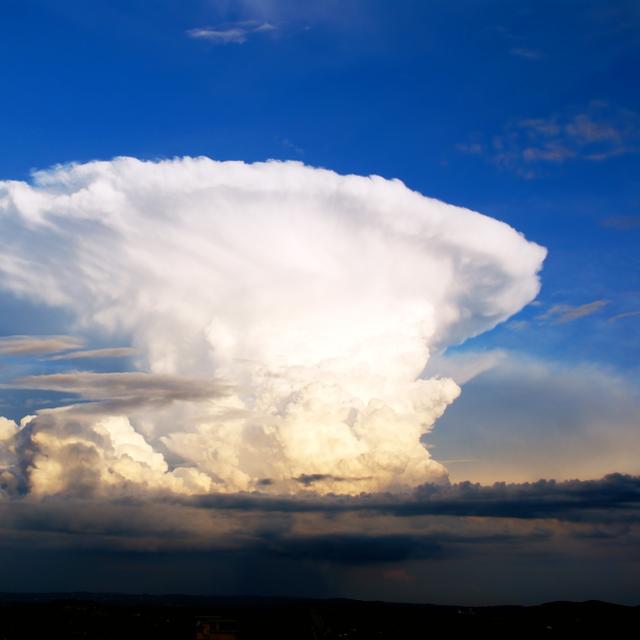 Un blocage en oméga peut provoquer de fortes intempéries, comme ici avec ce nuage d'orage. © lamax, Adobe Stock
