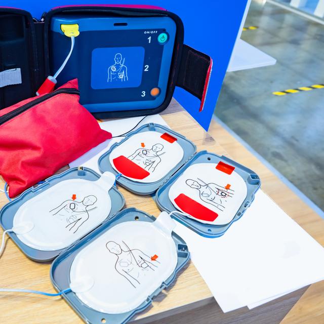 En France, les établissements recevant du public&amp;nbsp;ont l&#39;obligation de s&#39;équiper d&#39;un défibrillateur. © Grispb, Adobe Stock