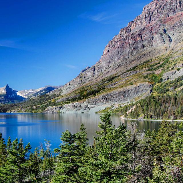 Lac glaciaire dans le parc national de Glacier. Comme son nom l’indique, le parc national de Glacier abrite des dizaines de glaciers mais aussi des centaines de lacs resplendissants où évoluent une flore et une faune très riches. © DR www.antoine.tv