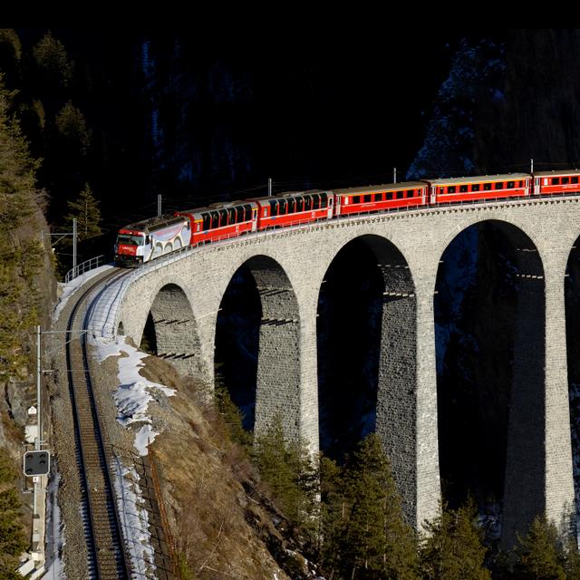 Le Bernina circule sur la ligne de l'Albula, et sur le viaduc de Landwasser, tous deux inscrits au patrimoine mondial de l'Unesco. Le pont, construit entre 1901 et 1903, fait 136 mètres de longueur et 65 mètres de hauteur. Kabelleger, David Gubler, Wikimedia Commons CC by-sa 3.0